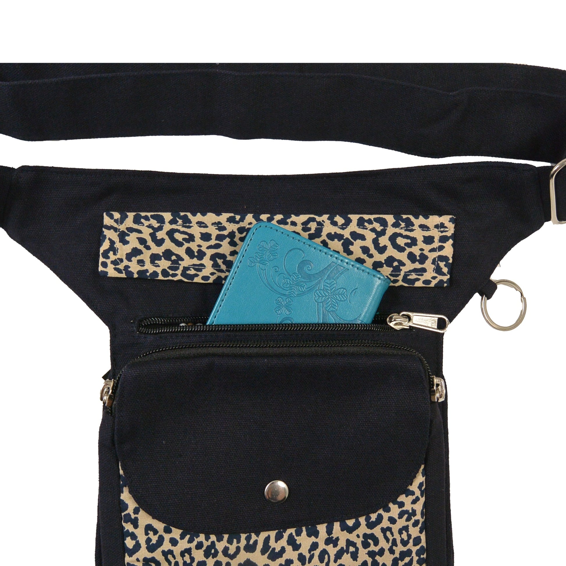 Nahaufnahme des oberen Fachs der dunkelblauen Tasche mit Leo-Print und blauem Portemonnaie