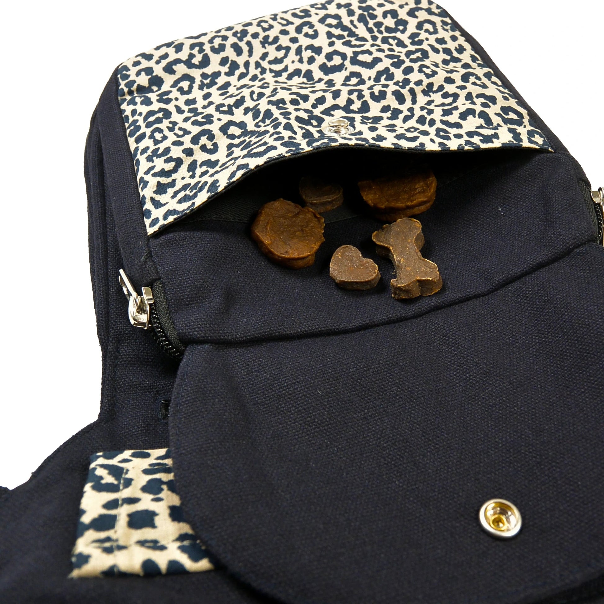 Gassi-Tasche mit Leckerlifach geöffnet – dunkler Canvas mit beigefarbenem Leopardenmuster und Hundesnacks