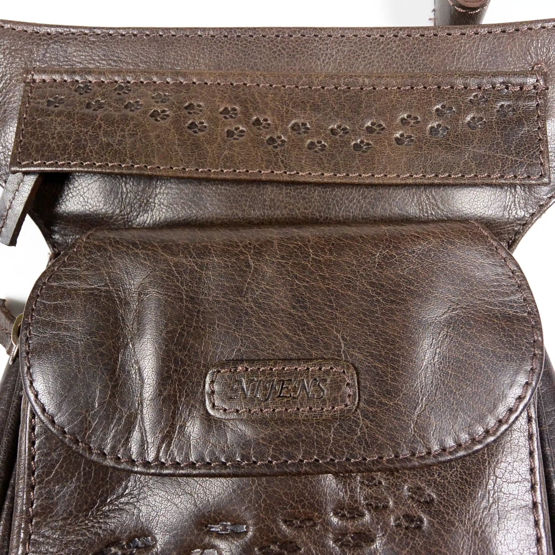 Nuss-Braune Nijens Hannover Gassi-Tasche aus Echtleder mit geprägten Pfoten und Detailansicht der Lederstruktur