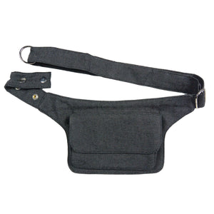 Bauchtasche, Hüfttache aus grauem Jeansstoff.  Sie besitzt zwei Reißverschlussfächer und einem Einsteckfach vorne.