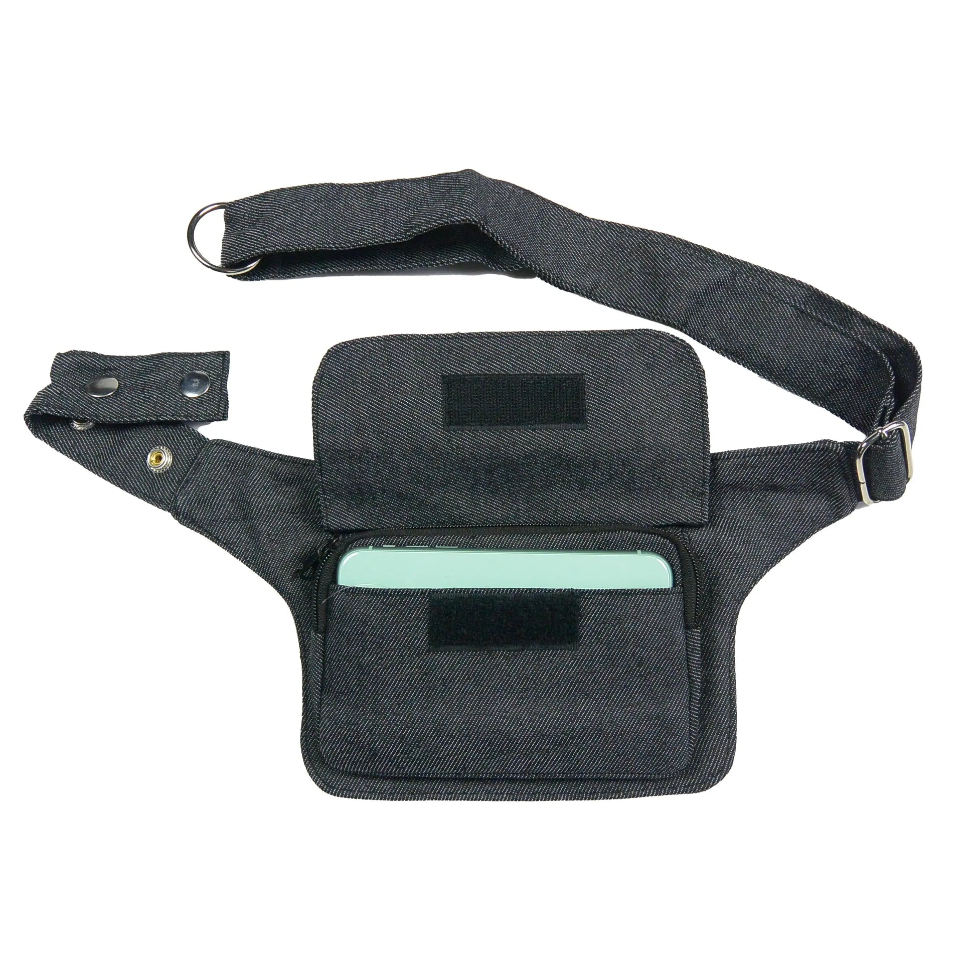 Bauchtasche, Hüfttache aus grauem Jeansstoff. Das vordere Reißverschlussfach mit Einsteckfach ist verschließbar mit einer Überlappung.
