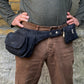 Model trägt schwarze Gassi-Tasche Frankfurt mit Blumenmuster als Hüfttasche