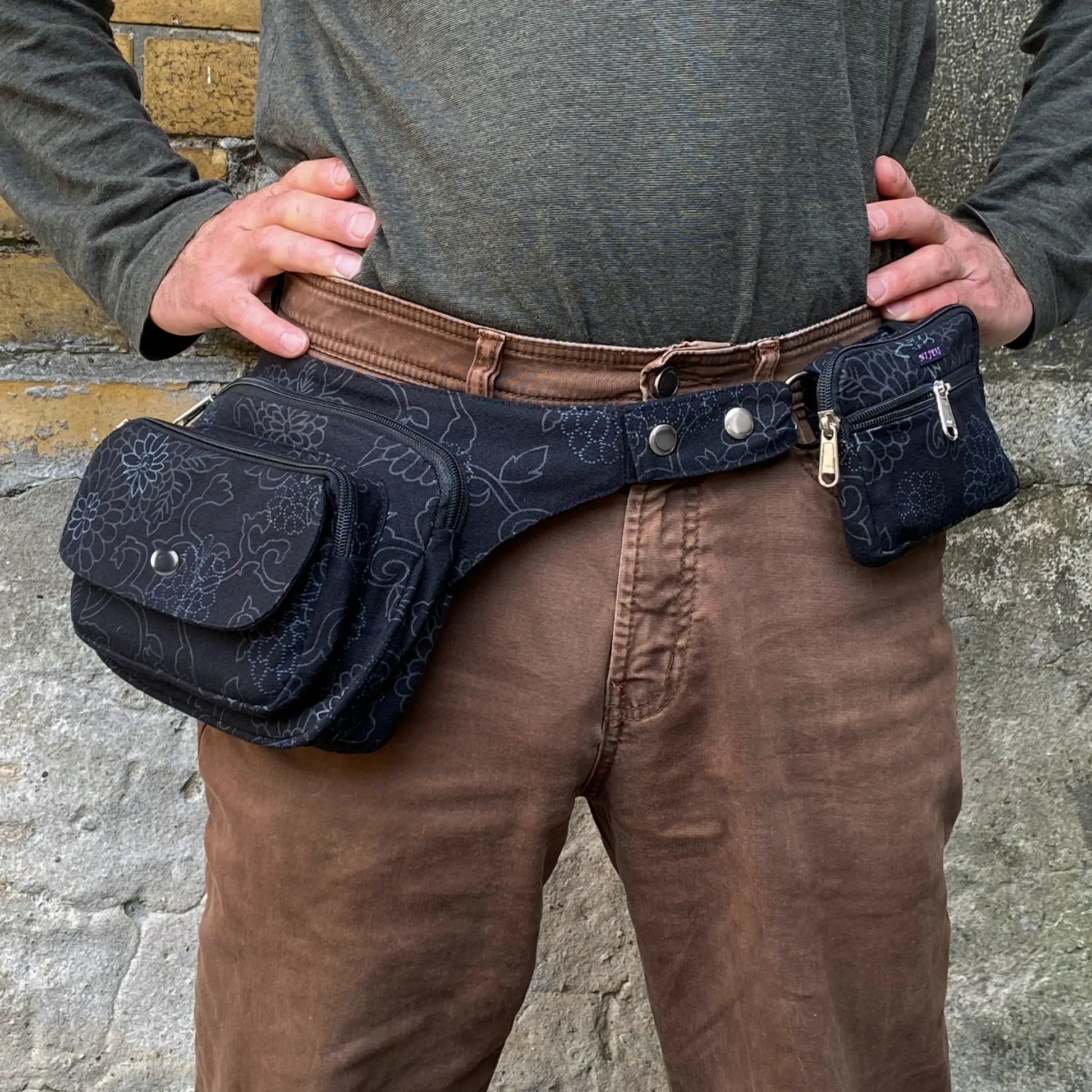 Model trägt schwarze Gassi-Tasche Frankfurt mit Blumenmuster als Hüfttasche
