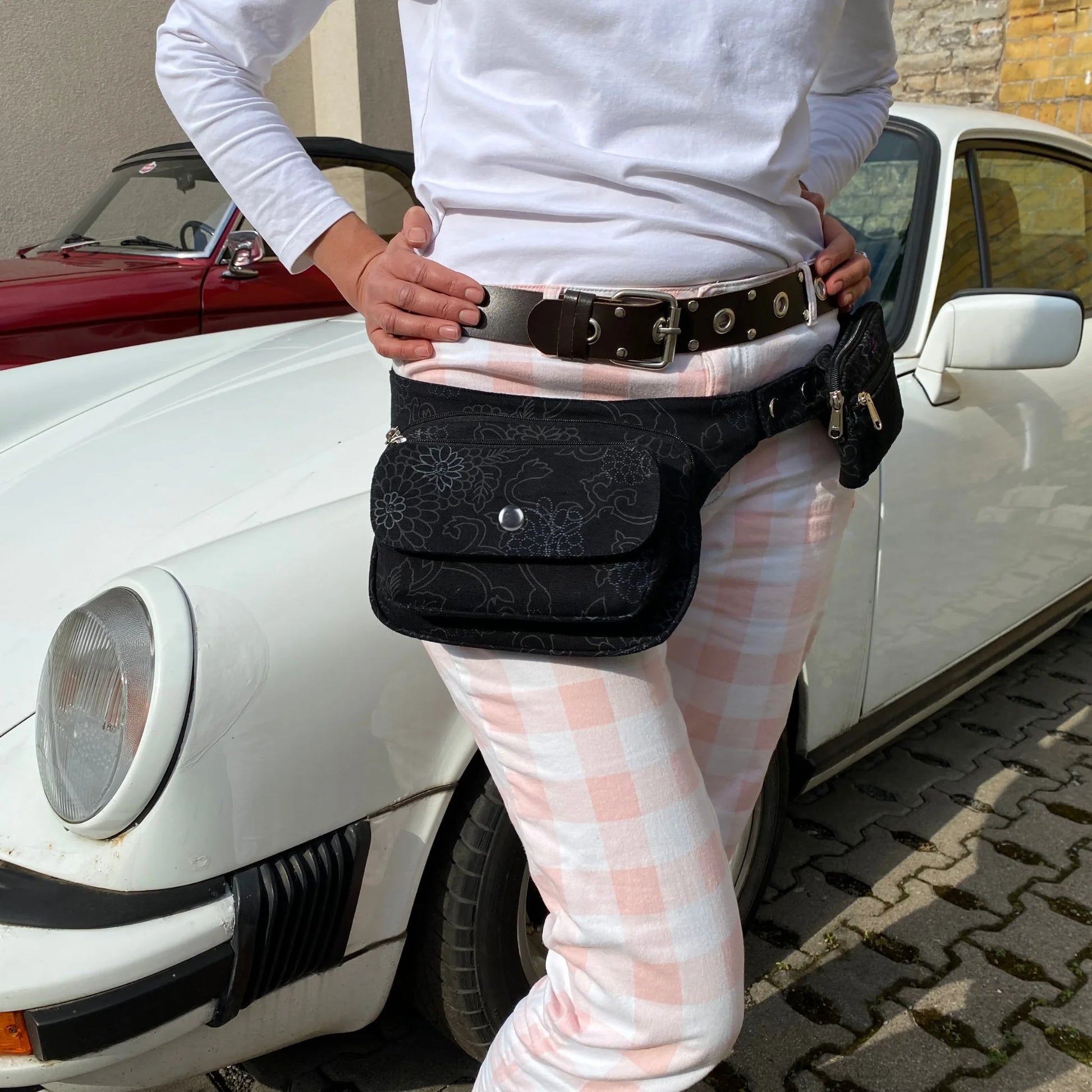 Schwarze Frankfurt Hüfttasche mit floralem Muster am Körper getragen – praktische Gassi-Tasche