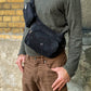 Gassi-Tasche Frankfurt in Schwarz mit Blumenmuster als Crossbody-Bag mit Gürtelverlängerung getragen