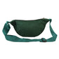 Kleine Crossbody-Bag, Umhängetasche aus Cordsamt, Halbmondform in Dunkelgrün.