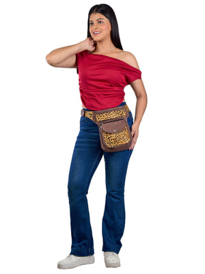 Frau trägt braune vintage Bauchtasche mit Kuhfell im Leopardenlook - Super-Hannover F-134 Nijens Shop