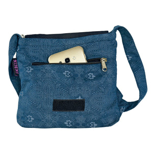 Kleine Tasche, Umhängetasche aus Baumwolle, Petrol mit floralen Ornamenten. Hauptfach mit integriertem Einsteckfach für das Handy