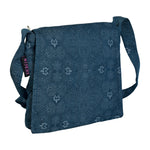 Kleine Tasche, Umhängetasche aus Baumwolle, Petrol mit floralen Ornamenten. Ein Hauptfach mit Einsteckfach und jeweils ein Reißverschlussfach vorne und hinten.