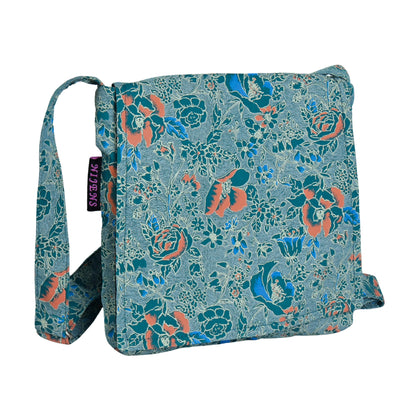 Kleine Tasche, Umhängetasche aus Baumwolle, Grün, Türkis, Blau mit Blumenmuster. Tragegurt ist stufenlos verstellbar.