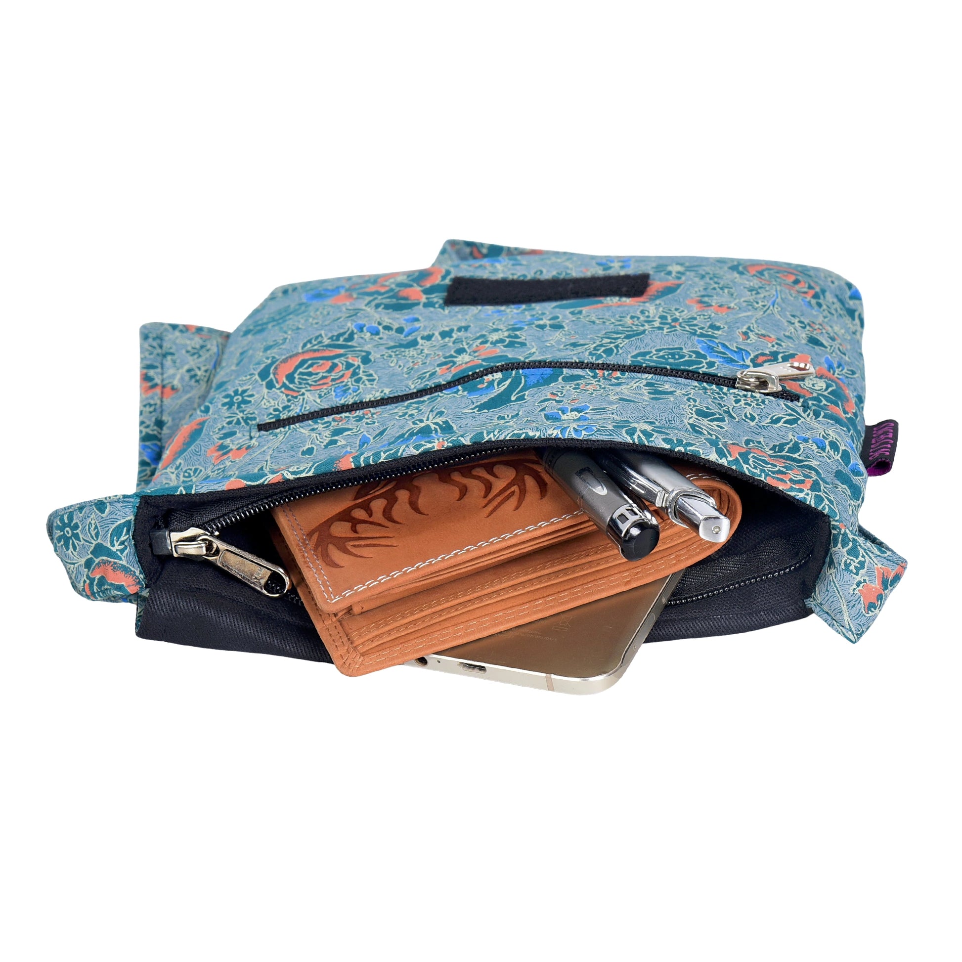 Innenansicht: Kleine Tasche, Umhängetasche aus Baumwolle, Grün, Türkis, Blau mit Blumenmuster. Tragegurt ist stufenlos verstellbar.