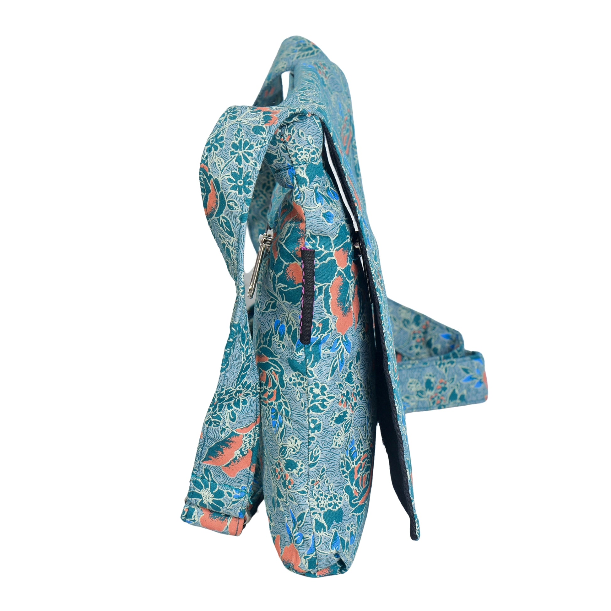 Kleine Tasche, Umhängetasche aus Baumwolle, Grün, Türkis, Blau mit Blumenmuster. Tragegurt ist stufenlos verstellbar. Seitenansicht.