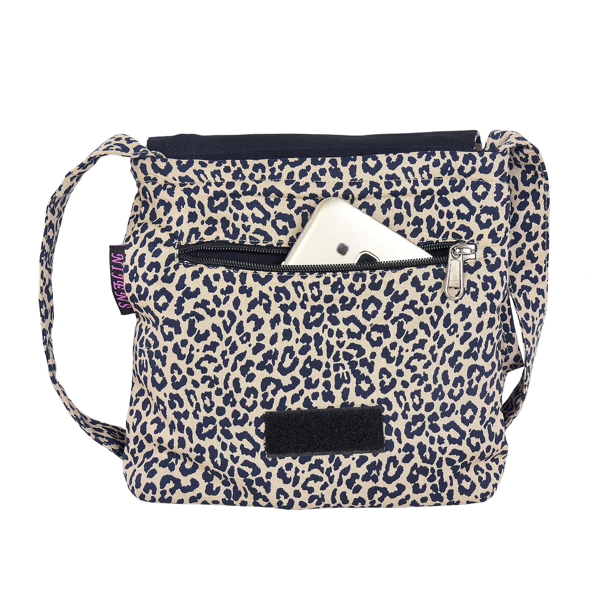 Innenansicht der Tasche im Leopardenmuster mit Handy