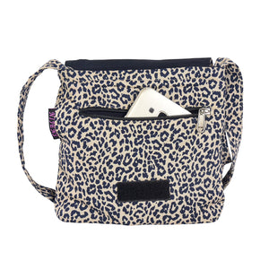 Innenansicht der Tasche im Leopardenmuster mit Handy