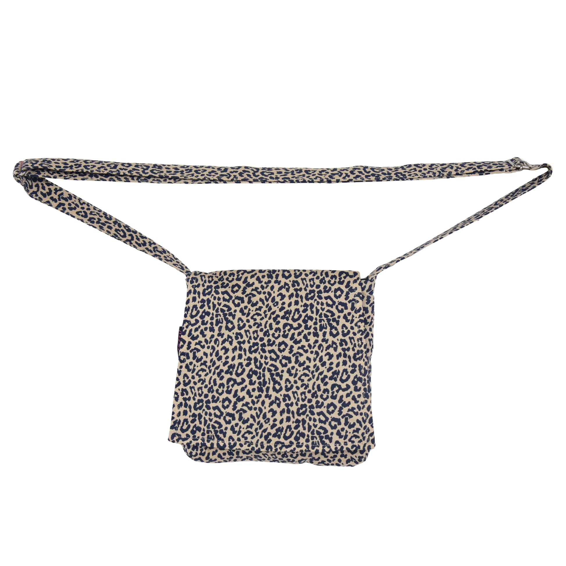 Frontansicht der Leopard-Tasche mit verstellbarem Gurt