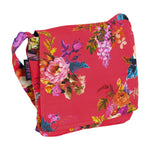 Kleine Tasche – Umhängetasche aus Baumwolle, rot mit Rosenmotiv. Ein Hauptfach mit Einsteckfach und jeweils ein Reißverschlussfach vorne und hinten.