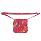 Kleine Tasche – Umhängetasche aus Baumwolle, rot mit Rosenmotiv. Ein Hauptfach mit Einsteckfach und jeweils ein Reißverschlussfach vorne und hinten. Frontansicht.