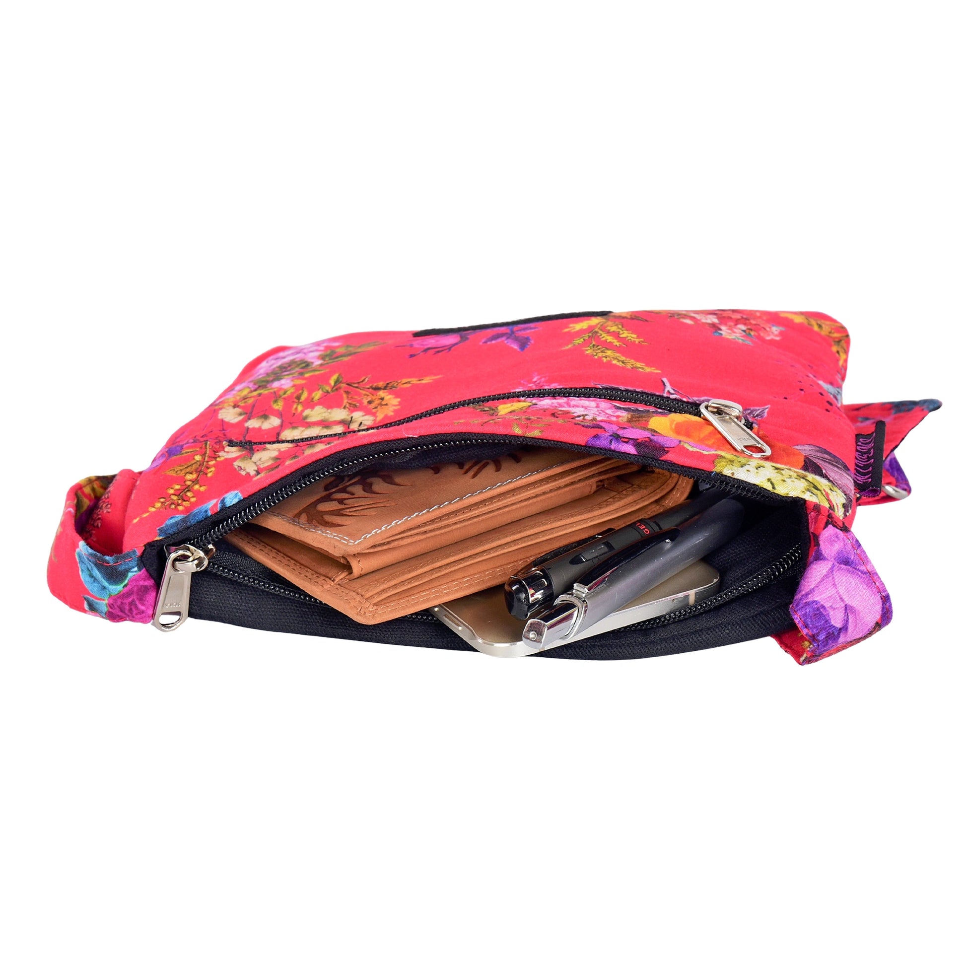 Innenansicht: Kleine Tasche – Umhängetasche aus Baumwolle, rot mit Rosenmotiv. Ein Hauptfach mit Einsteckfach und jeweils ein Reißverschlussfach vorne und hinten.