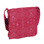 Kleine Tasche – Umhängetasche aus Baumwolle, rot mit weißem Motiv. Ein Hauptfach mit Einsteckfach und jeweils ein Reißverschlussfach vorne und hinten.