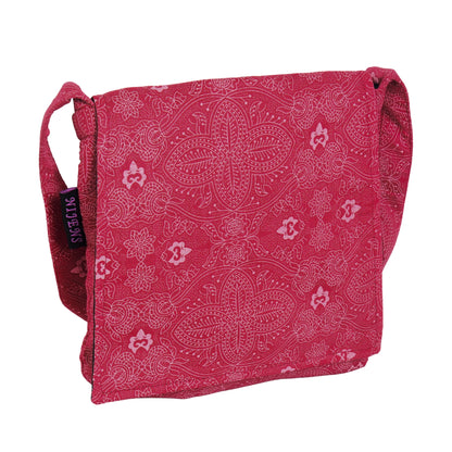 Kleine Tasche – Umhängetasche aus Baumwolle, rot mit weißem Motiv. Ein Hauptfach mit Einsteckfach und jeweils ein Reißverschlussfach vorne und hinten.