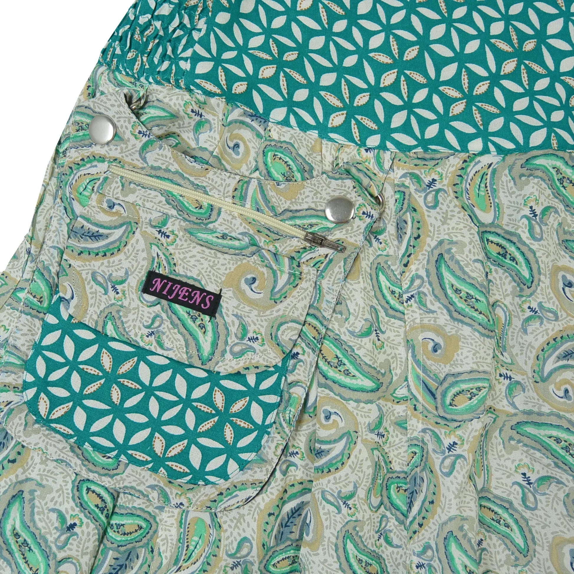 Bildausschnitt abnehmbare Tasche von Sommerrock Wenderock Rayon Petrol-Grün mit Paisley Motiven.