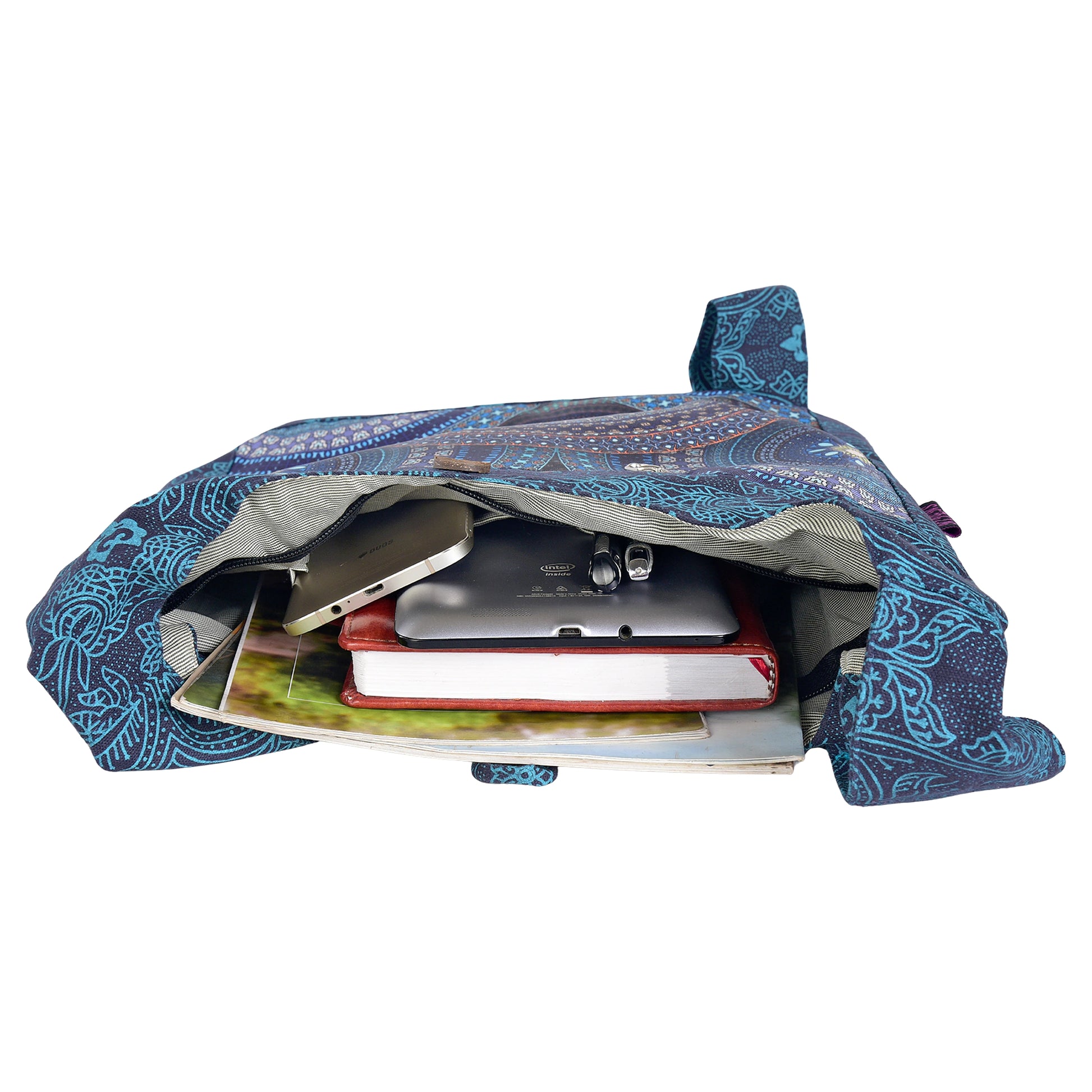 Nijens Small Shopper mit Mandala-Muster in Blau und Türkis, gefüllt mit Tablet, Buch, Trinkflasche und Smartphone