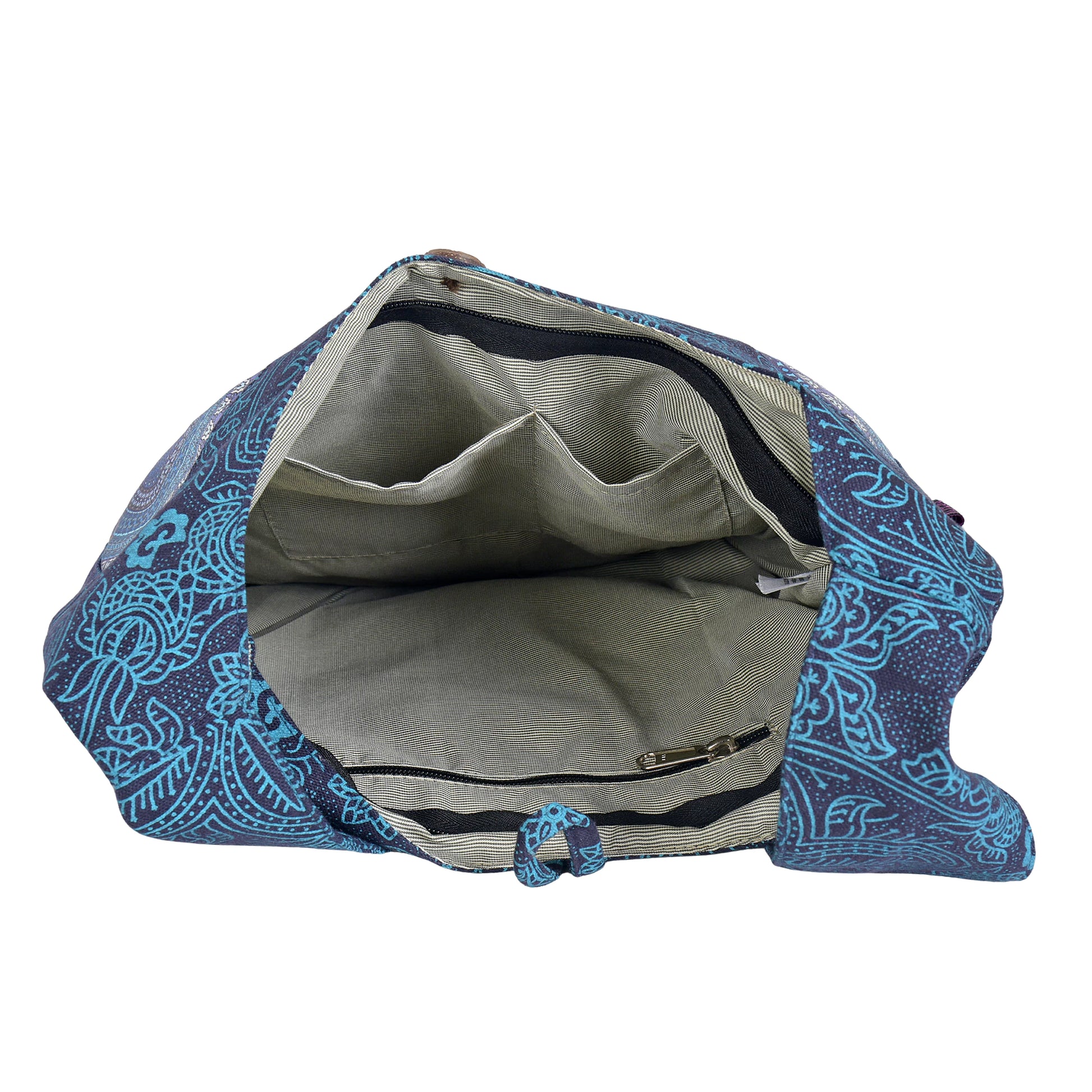 Nijens Small Shopper mit Mandala-Muster in Blau und Türkis. Innenansicht mit geräumigem Hauptfach, Reißverschlussfach und zusätzlichen Innentaschen