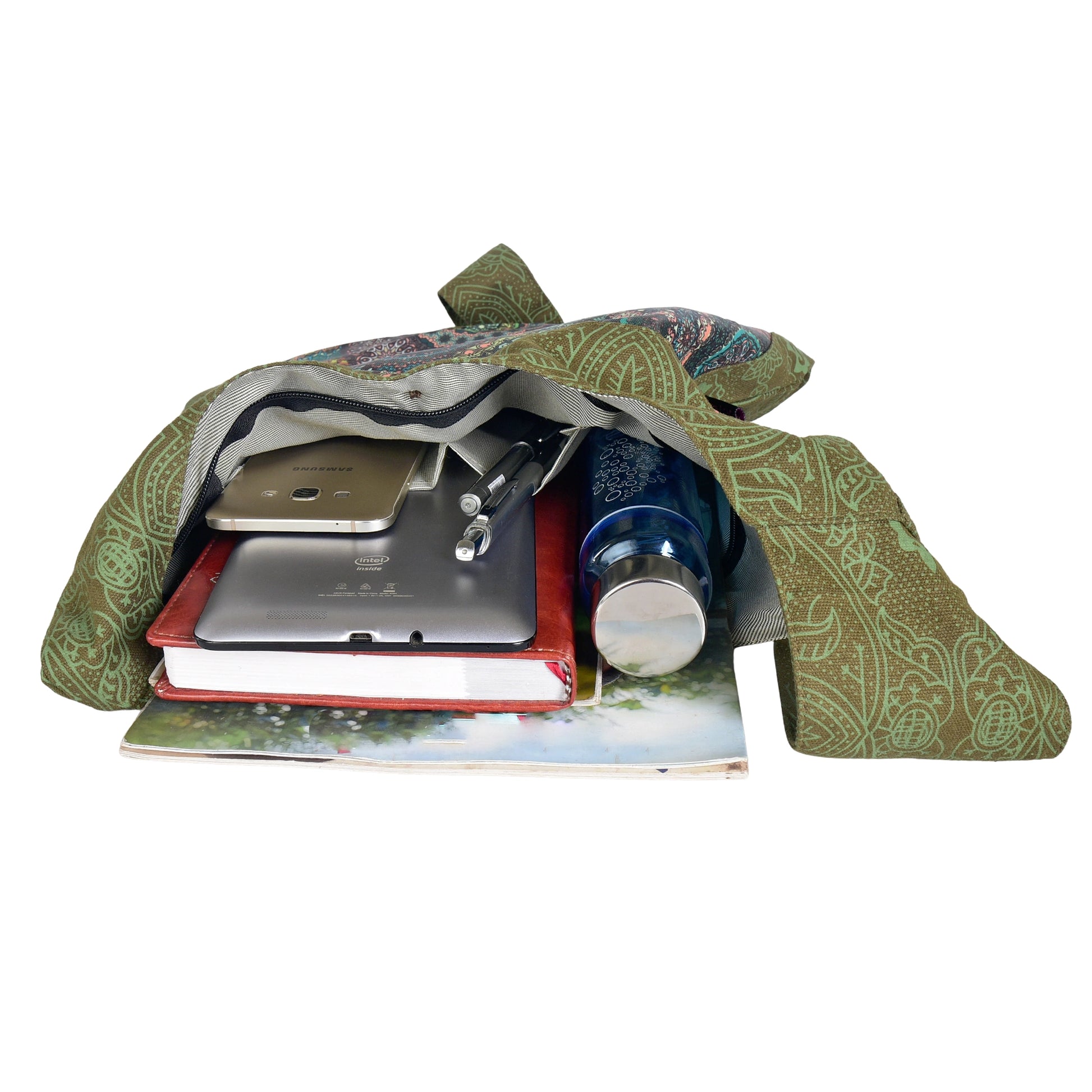 Nijens Small Shopper in Grün-Braun mit farbenfrohem Mandala-Muster, Reißverschlussfach und verstellbarem Schultergurt, gefüllt mit Tablet, Buch, Trinkflasche und Smartphone
