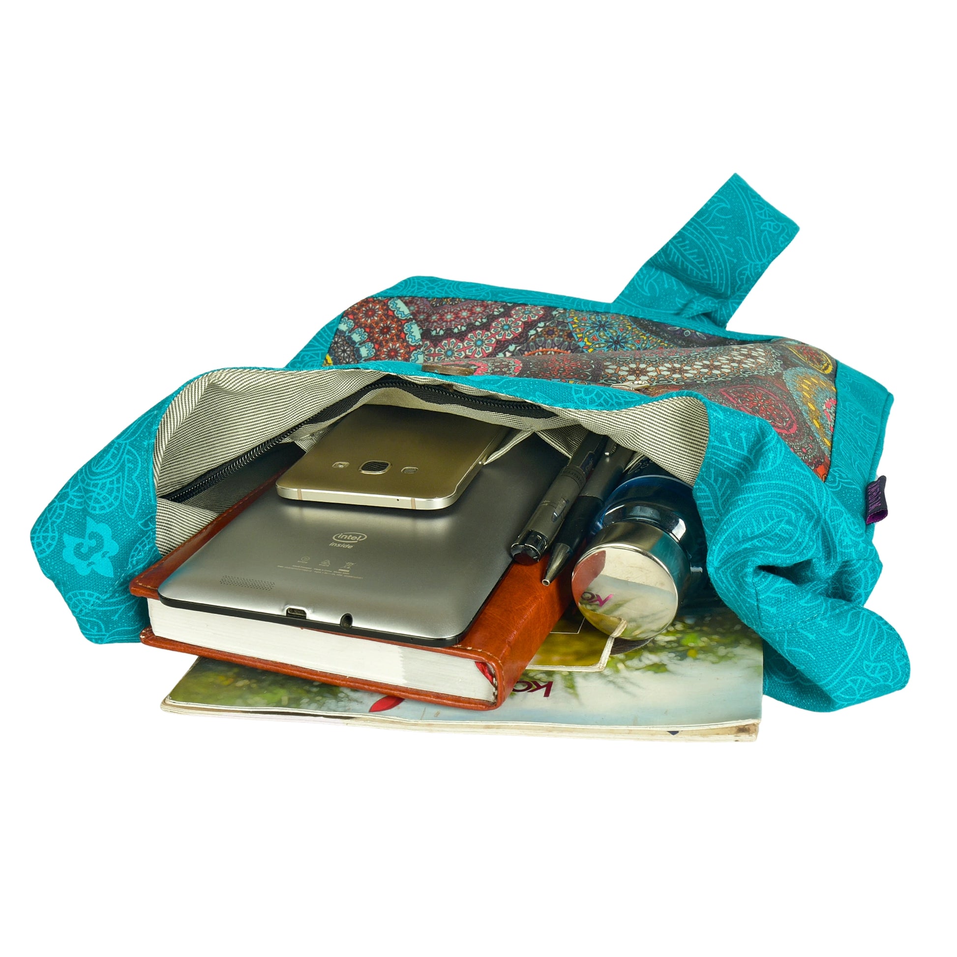 Nijens Small Shopper in Türkis mit buntem Mandala-Muster, Reißverschlussfach vorne und verstellbarem Schultergurt. Geräumiger Shopper, gefüllt mit Tablet, Buch, Trinkflasche und Smartphone