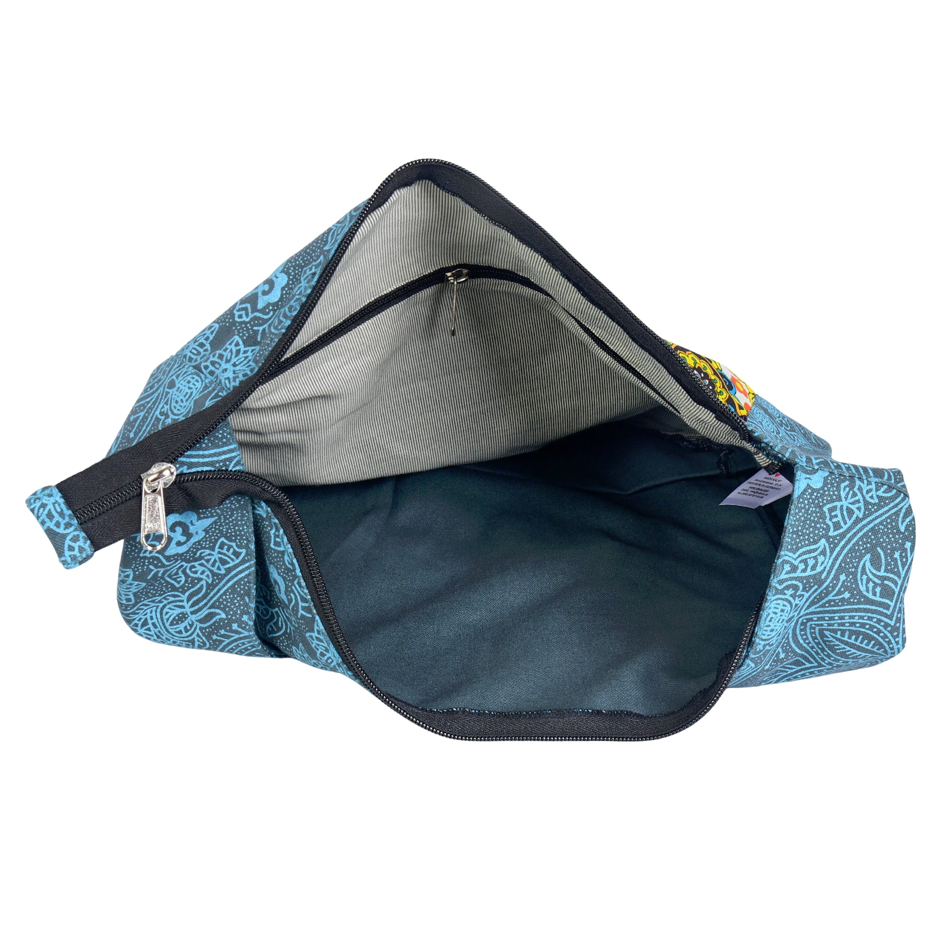 Innenansicht der Tasche, zeigt großes Hauptfach, Reißverschlussfach und Einsteckfach für Alltagsorganisation.