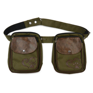 Vorderseite der Nijens Gassi-Tasche mit zwei Fächern und brauner Kunstleder-Klappe. Tasche in Olivgrün - Stickerei mit aufgenähten Kunstleder - Hundepfote im Herz.