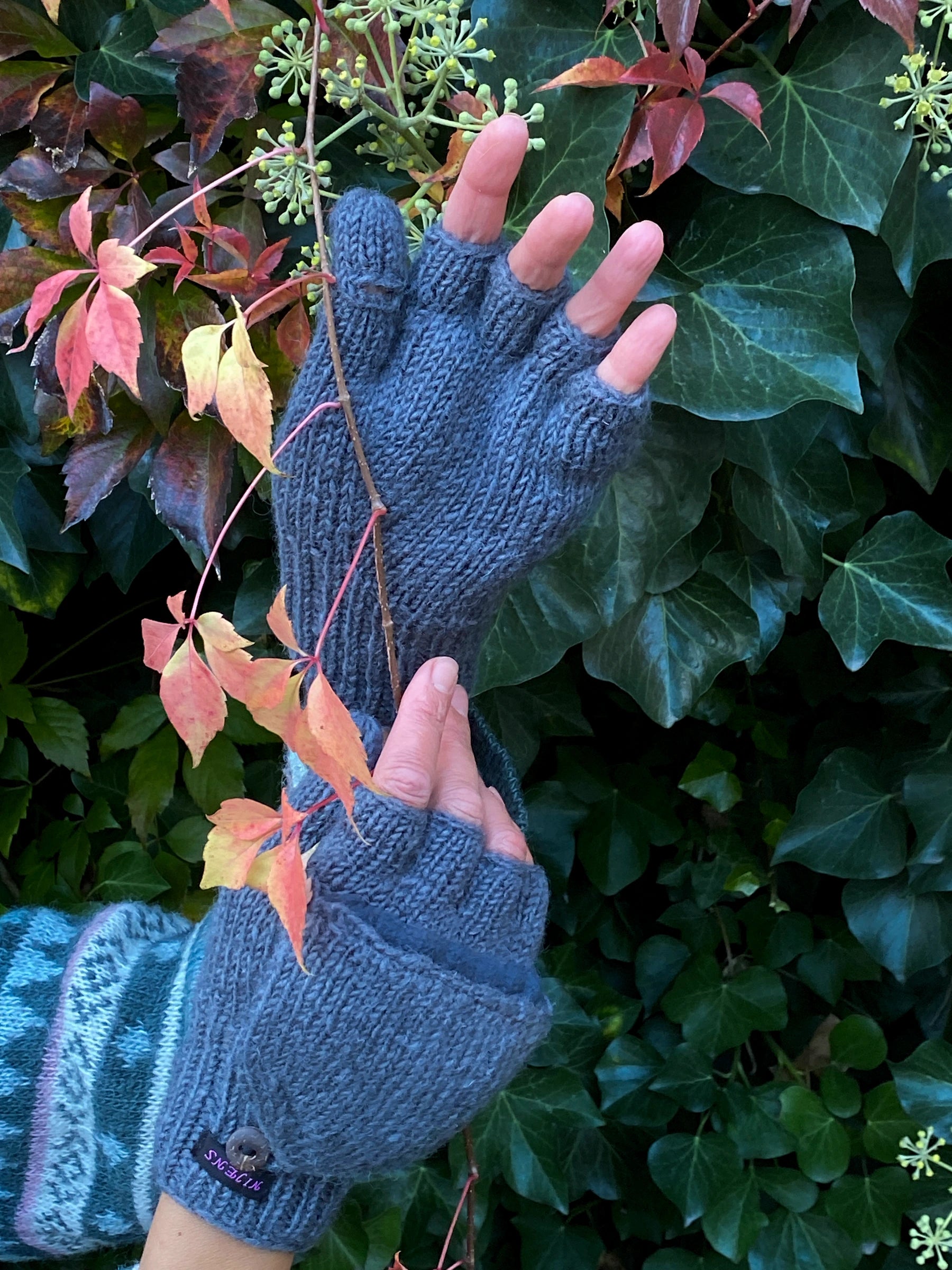 Fingerlose Handschuhe aus Schurwolle in Grau mit Fleeceeinlage. 