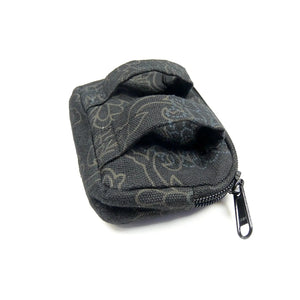 Kleine Beuteltasche  mit Gürtelschlaufen Black Flowers
