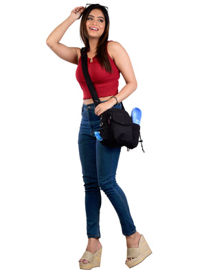 Praktische Bauchtasche in Uni-Schwarz mit Reißverschlüssen und Fächern für Hundepfeife, Handy und Kotbeutel, quer über die Schulter getragen.