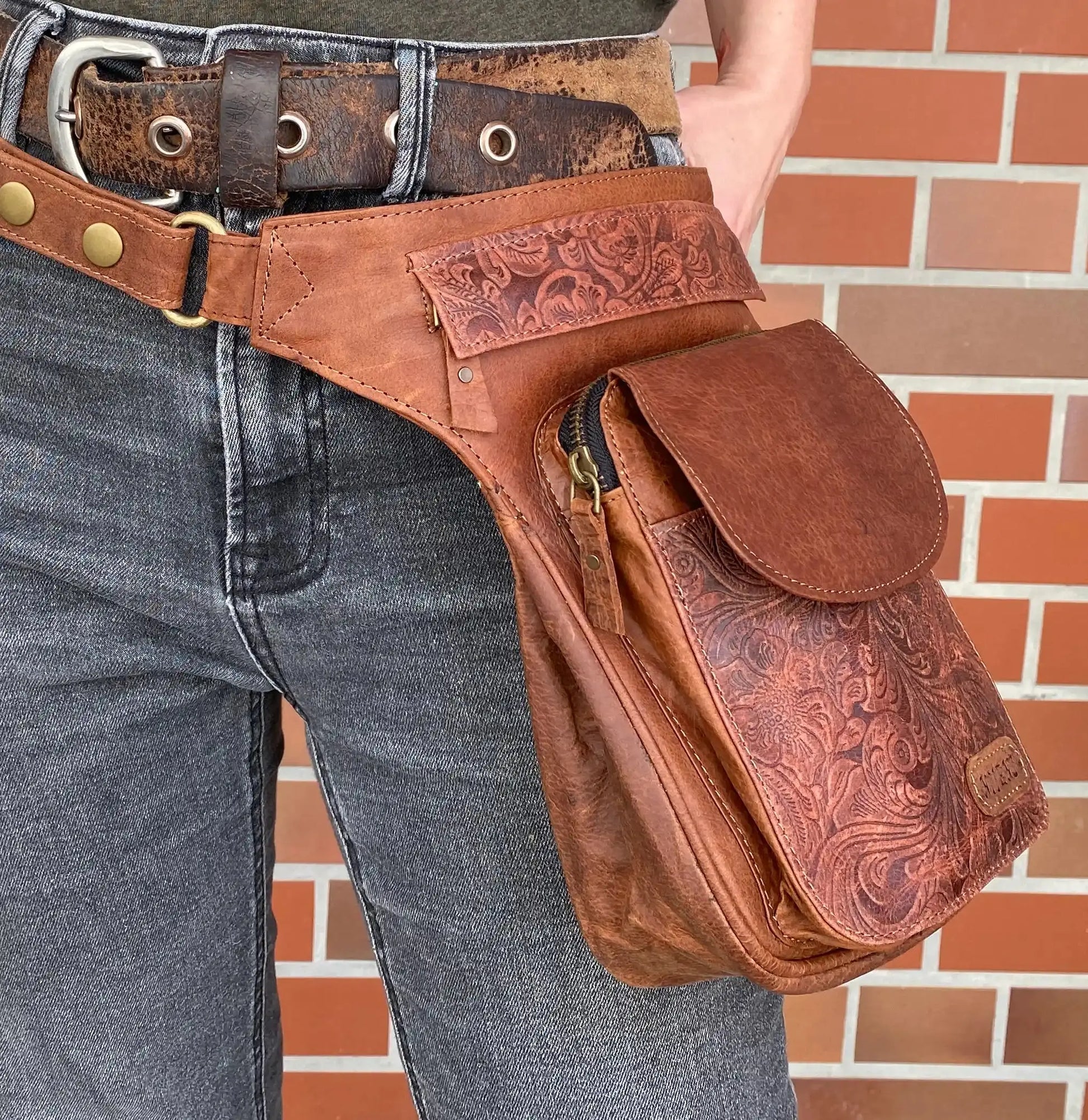 Nijens Gürteltasche Leder Cognac mit Blumenprägung 