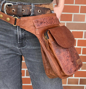 Nijens Gürteltasche Leder Cognac mit Blumenprägung 