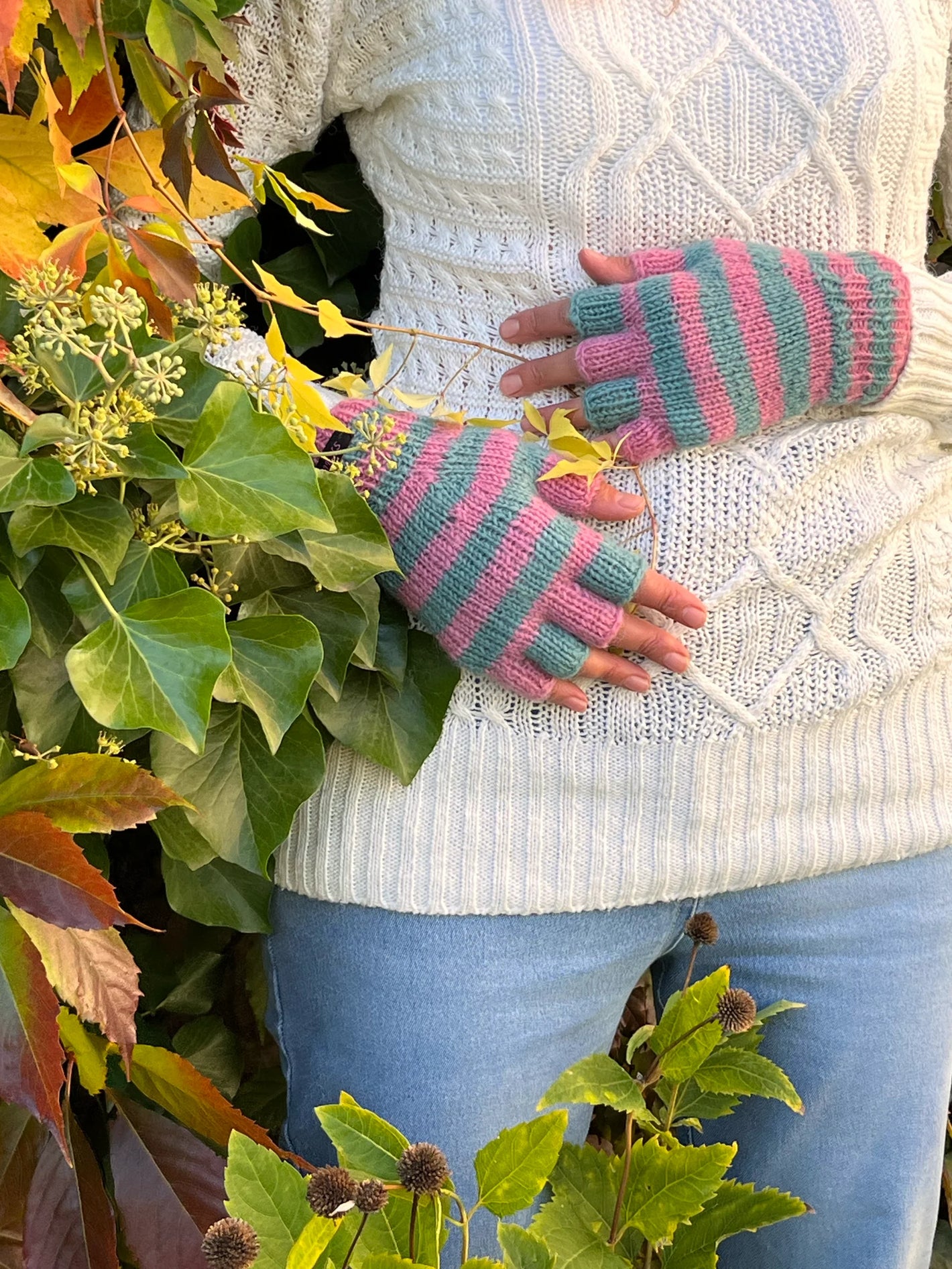 Fingerlose Handschuhe aus Schurwolle, Rosa/Türkis gestreift, mit Fleeceeinsatz. Nijens Shop.