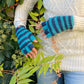 Fingerlose Handschuhe aus Schurwolle, dunkelblau/türkis gestreift, mit Fleeceeinsatz. Nijens Shop.