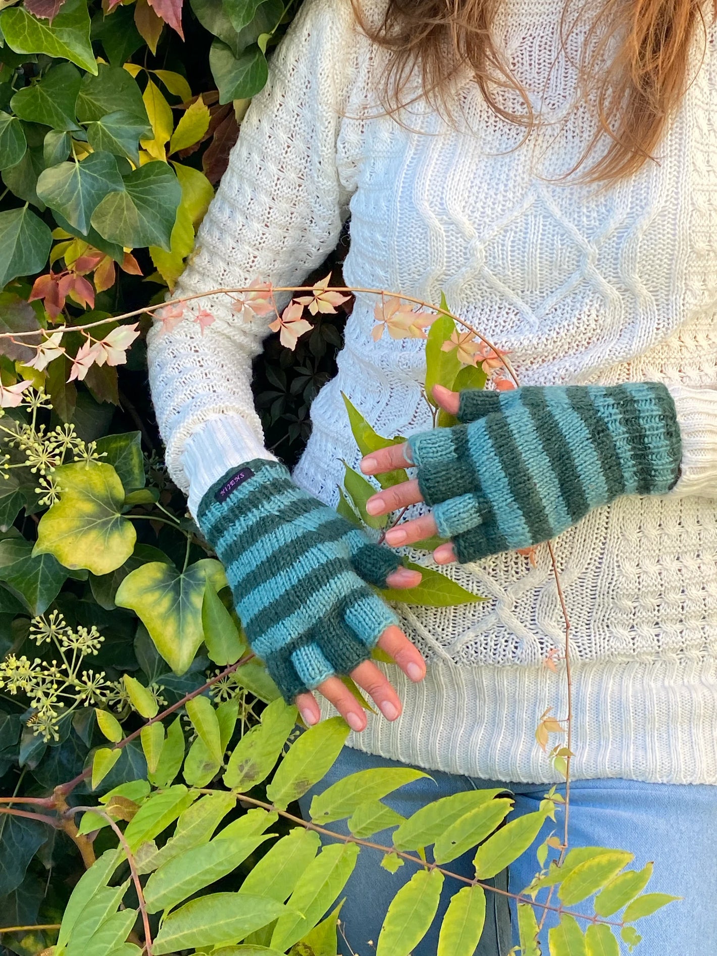 Fingerlose Handschuhe aus Schurwolle, Grün/Türkis gestreift, mit Fleeceeinsatz. Nijens Shop.