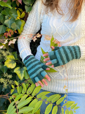 Fingerlose Handschuhe aus Schurwolle, Grün/Türkis gestreift, mit Fleeceeinsatz. Nijens Shop.