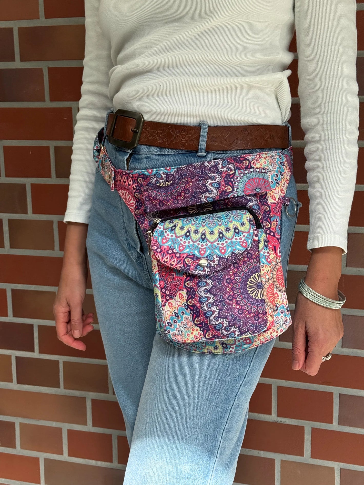 Model präsentiert Gassi-Tasche aus Stoff Bunt mit Mandala Motiven mit der Tragevariante Bauchtasche.