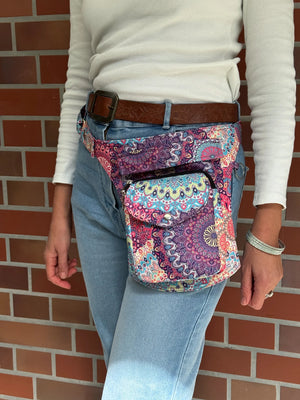 Model präsentiert Gassi-Tasche aus Stoff Bunt mit Mandala Motiven mit der Tragevariante Bauchtasche.
