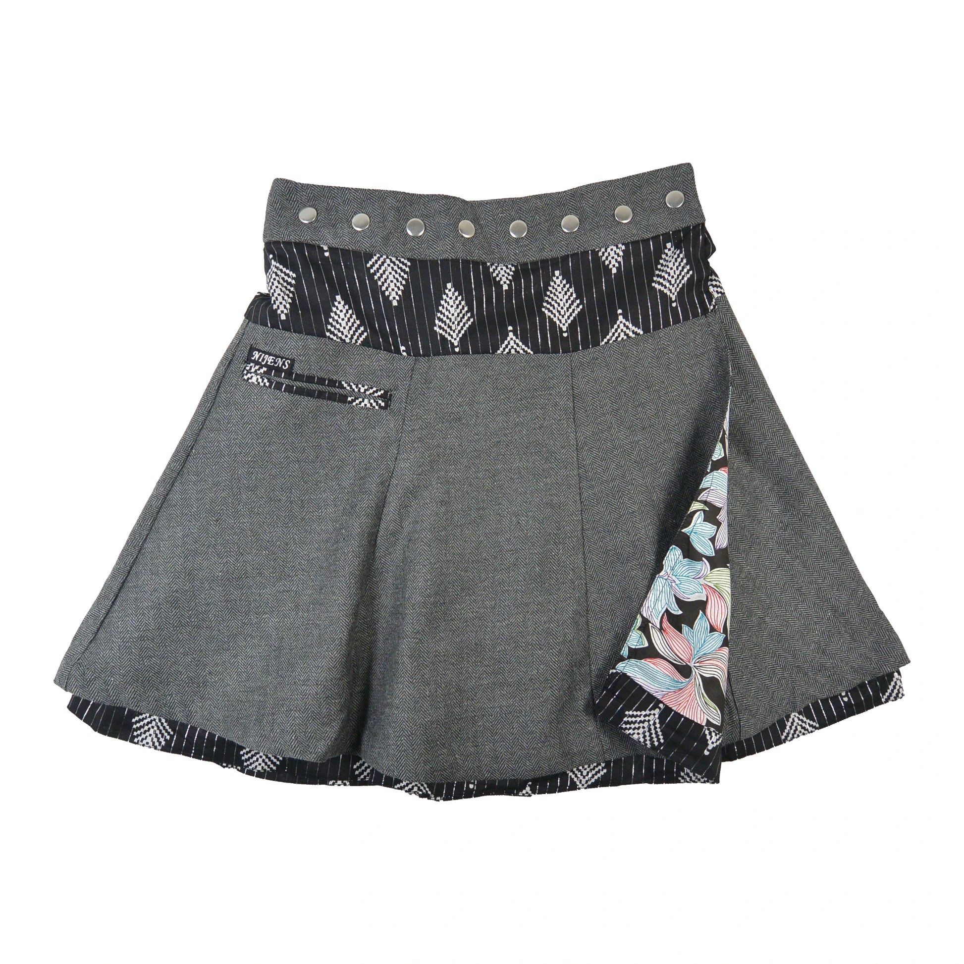 Nijens Tweed-Wenderock in Grau mit schwarzem Bundmuster und kleiner Tasche. 