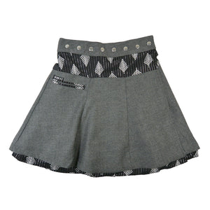 Nijens Tweed-Wenderock in Grau mit schwarzem Bundmuster und kleiner Tasche. Warmer Wickelrock für Winter mit reversibler Innen- und Außenseite.
