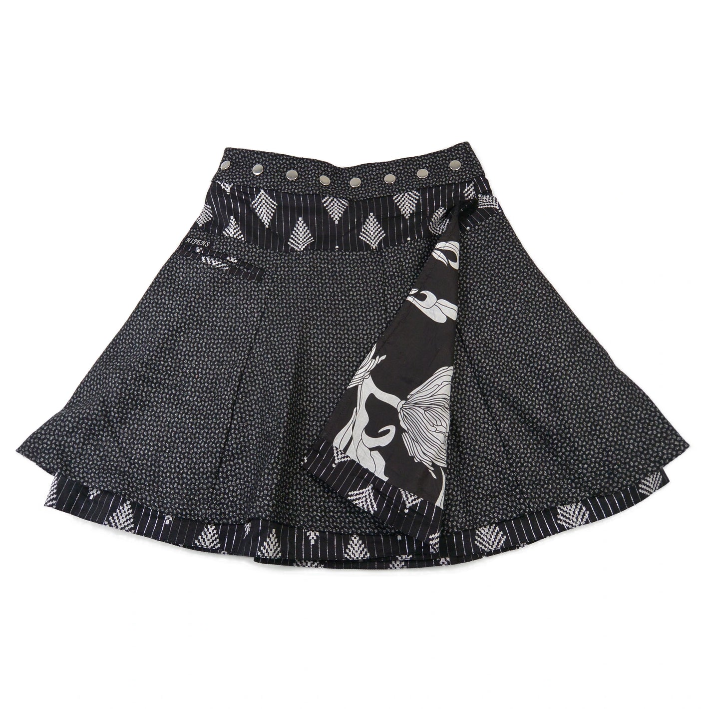 Nijens Tweed-Wenderock in Grau mit schwarzem Bundmuster und kleiner Tasche. Warmer Wickelrock für Winter.