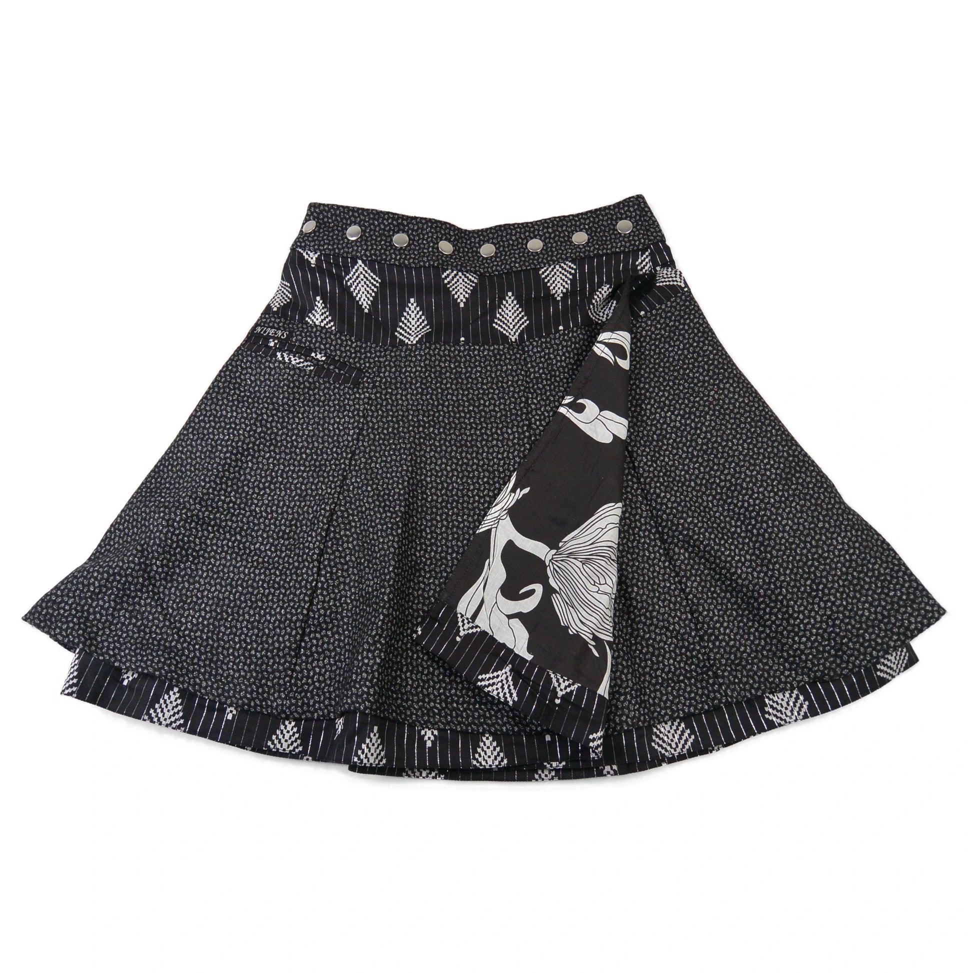 Nijens Tweed-Wenderock in Grau mit schwarzem Bundmuster und kleiner Tasche. Warmer Wickelrock für Winter.