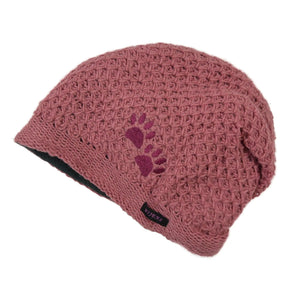 Vorderansicht: Handgestrickte Wollmütze, lange Beanie-Mütze mit Zwei-Pfoten-Stickerei aus Schurwolle in Altrosa.