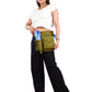 Olivgrüne Nijens-Hundetasche aus Stoff- Material, getragen von einer Frau – studiofotografiert.