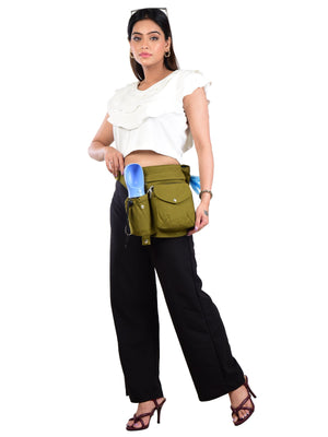 Olivgrüne Nijens-Hundetasche aus Stoff- Material, getragen von einer Frau – studiofotografiert.
