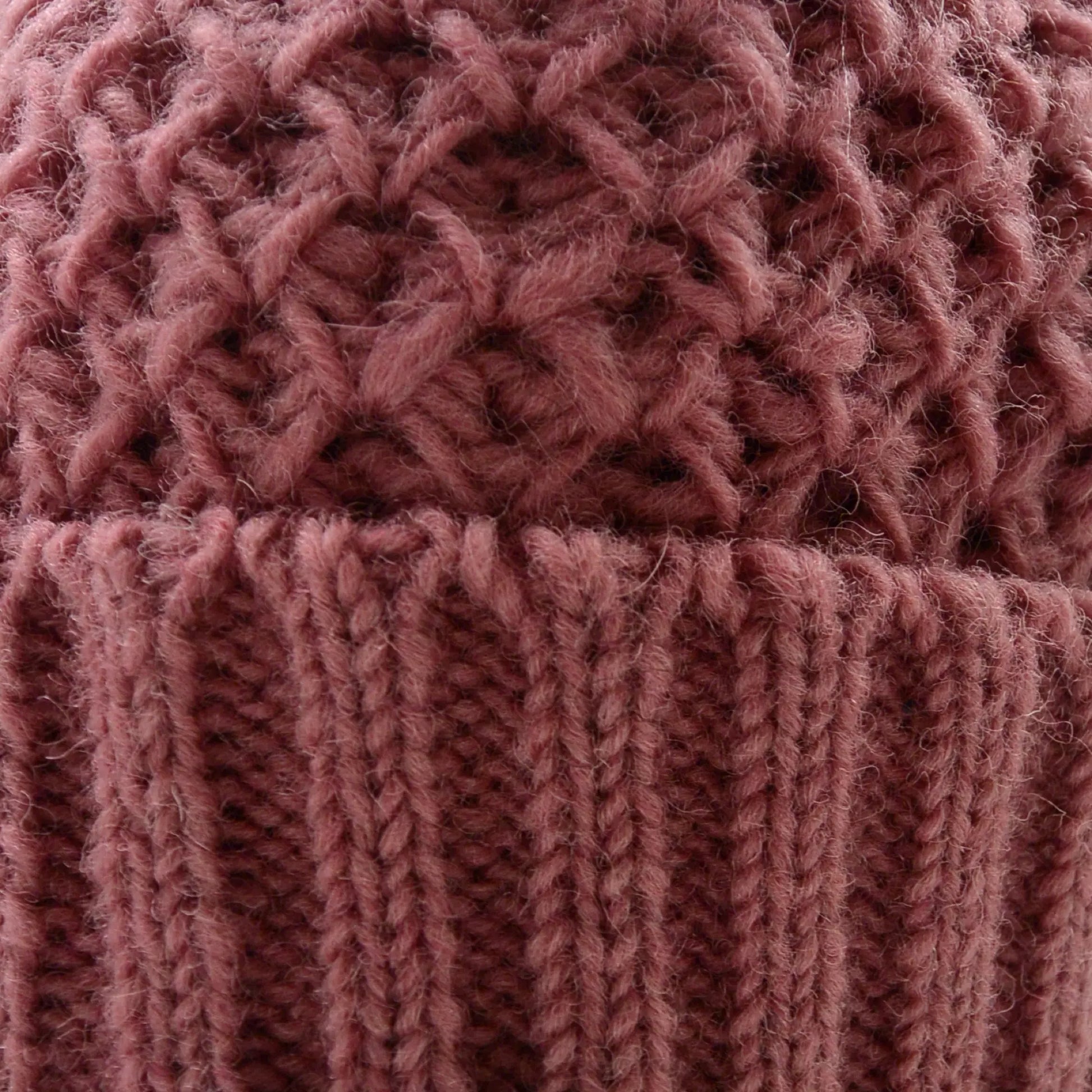 Strickmütze aus Schurwolle in Altrosa. 